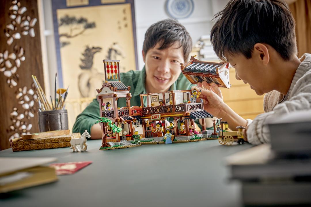 LEGO Iconic Ancient Moon-Gazing Inn Set 80121