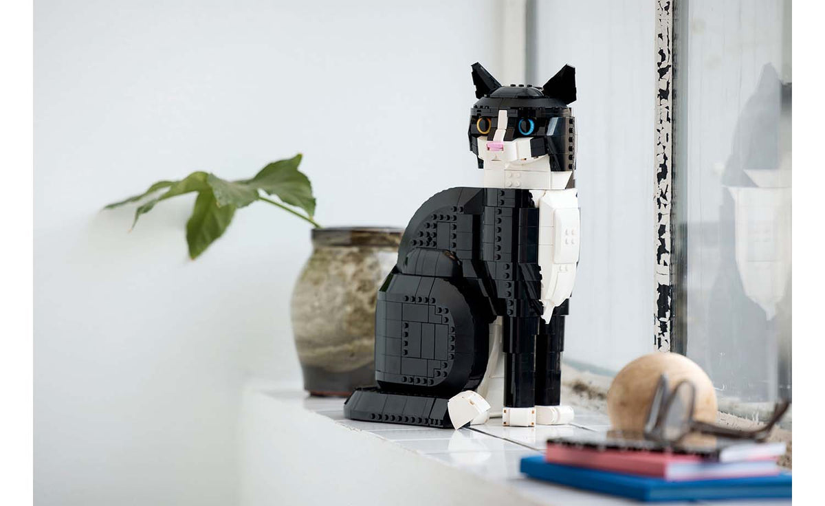 LEGO Ideas Tuxedo Cat Set 21349
