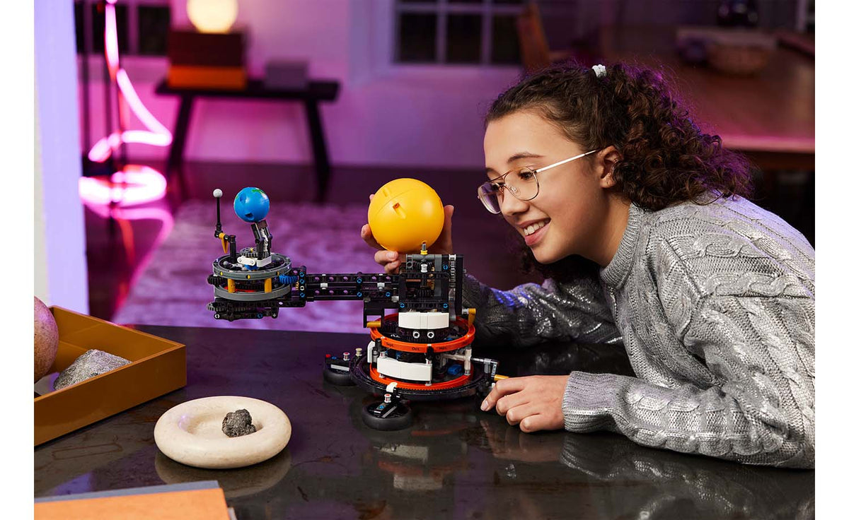 LEGO Technic Planet Earth and Moon in Orbit Set 42179