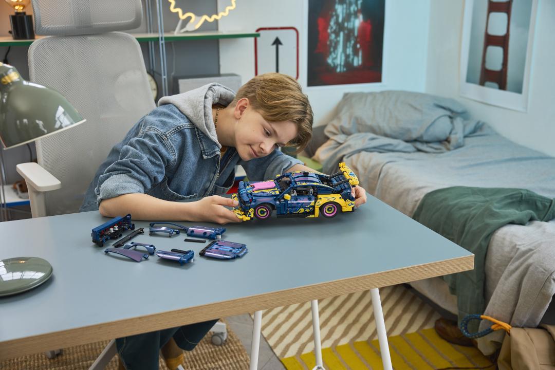 LEGO Technic Custom Garage Ford Mustang GT Car Set 42236