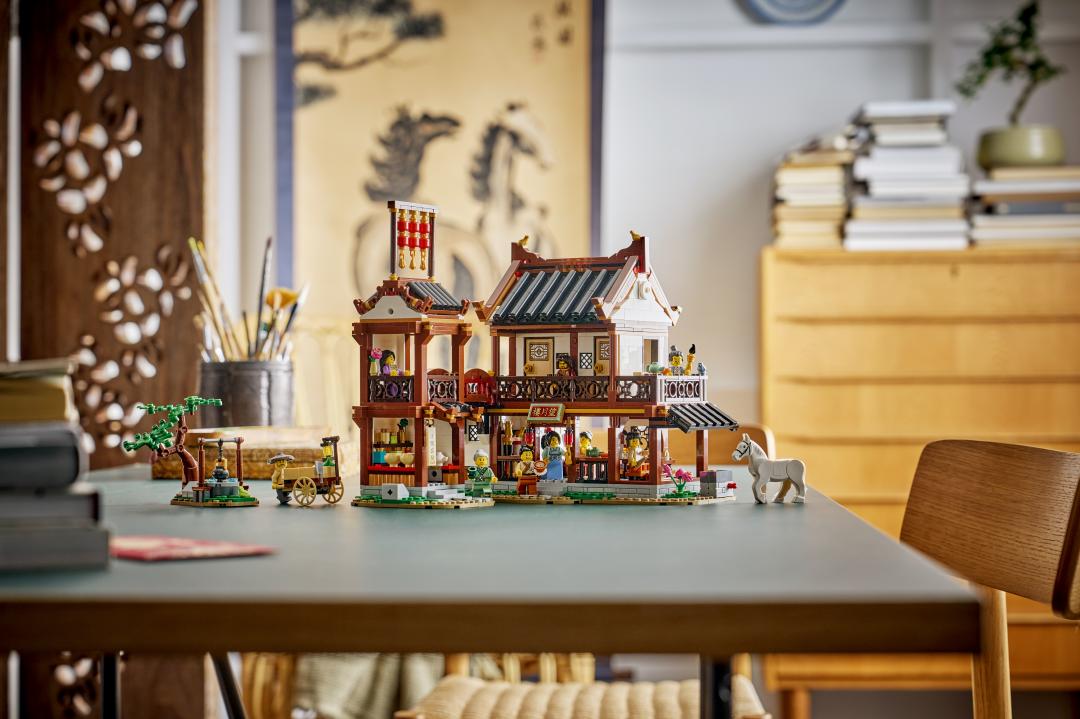 LEGO Iconic Ancient Moon-Gazing Inn Set 80121